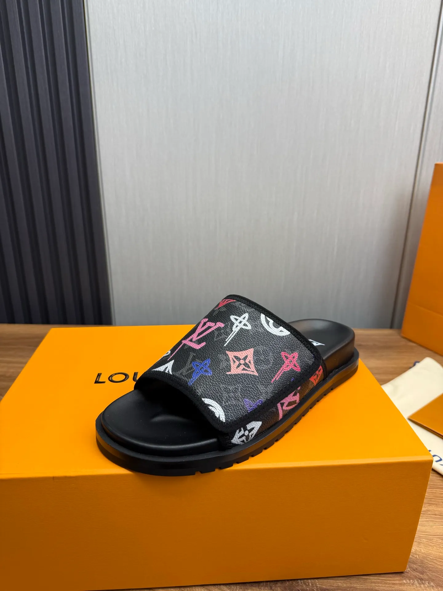 Men's shoes 💰320💰 Lv. hot selling men's slippers 🔥 🩴Official website one to one production 38-45 sizes 45 46 🉑️Customized!